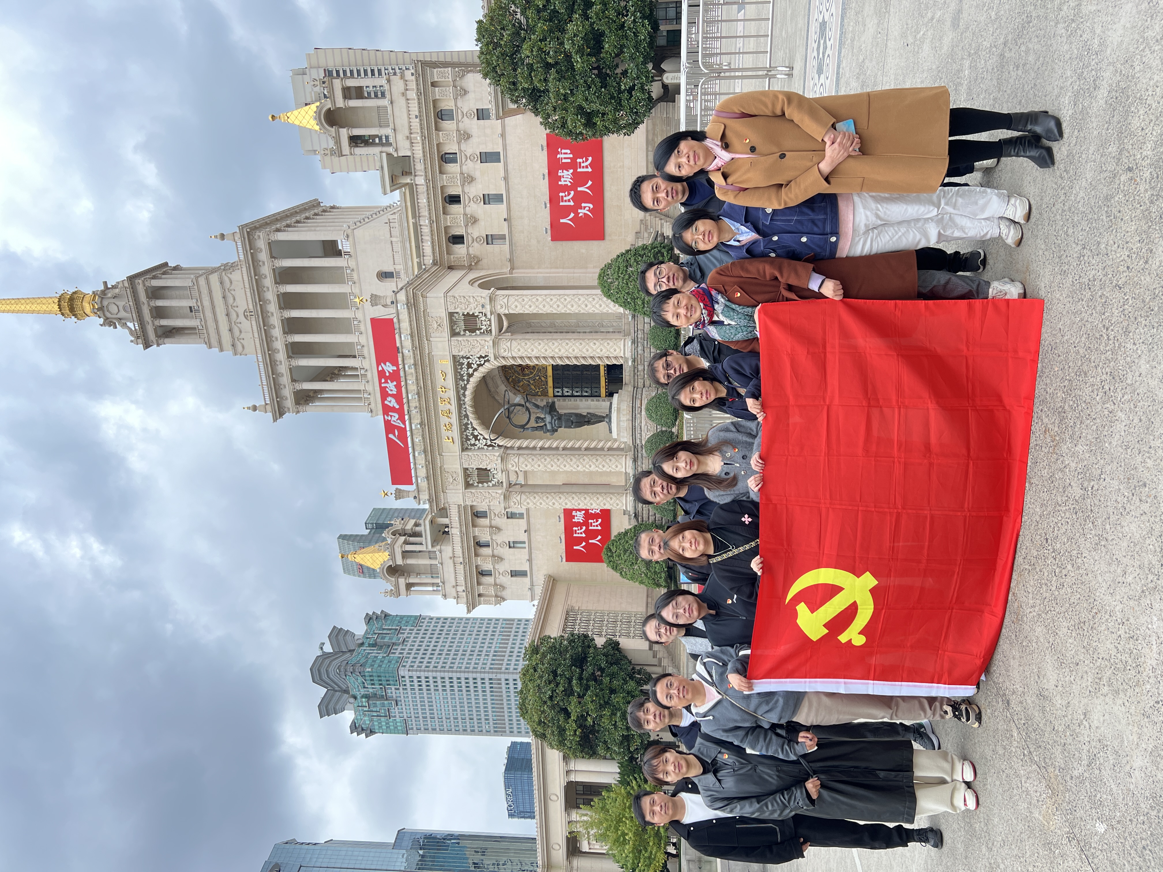 1119后勤党委党员参观集体照(2).jpg